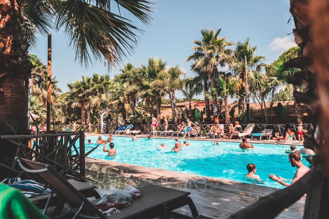 Toison D'Or Hotel รามาตูแอล ภายนอก รูปภาพ The swimming pool at the Oasis Park Hotel