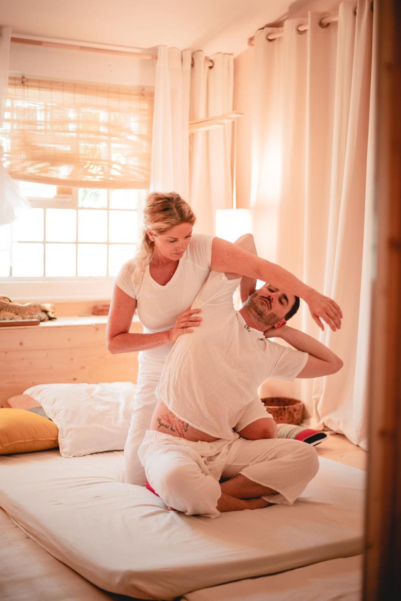 Toison D'Or Hotel รามาตูแอล ภายนอก รูปภาพ A chiropractor treating a patient