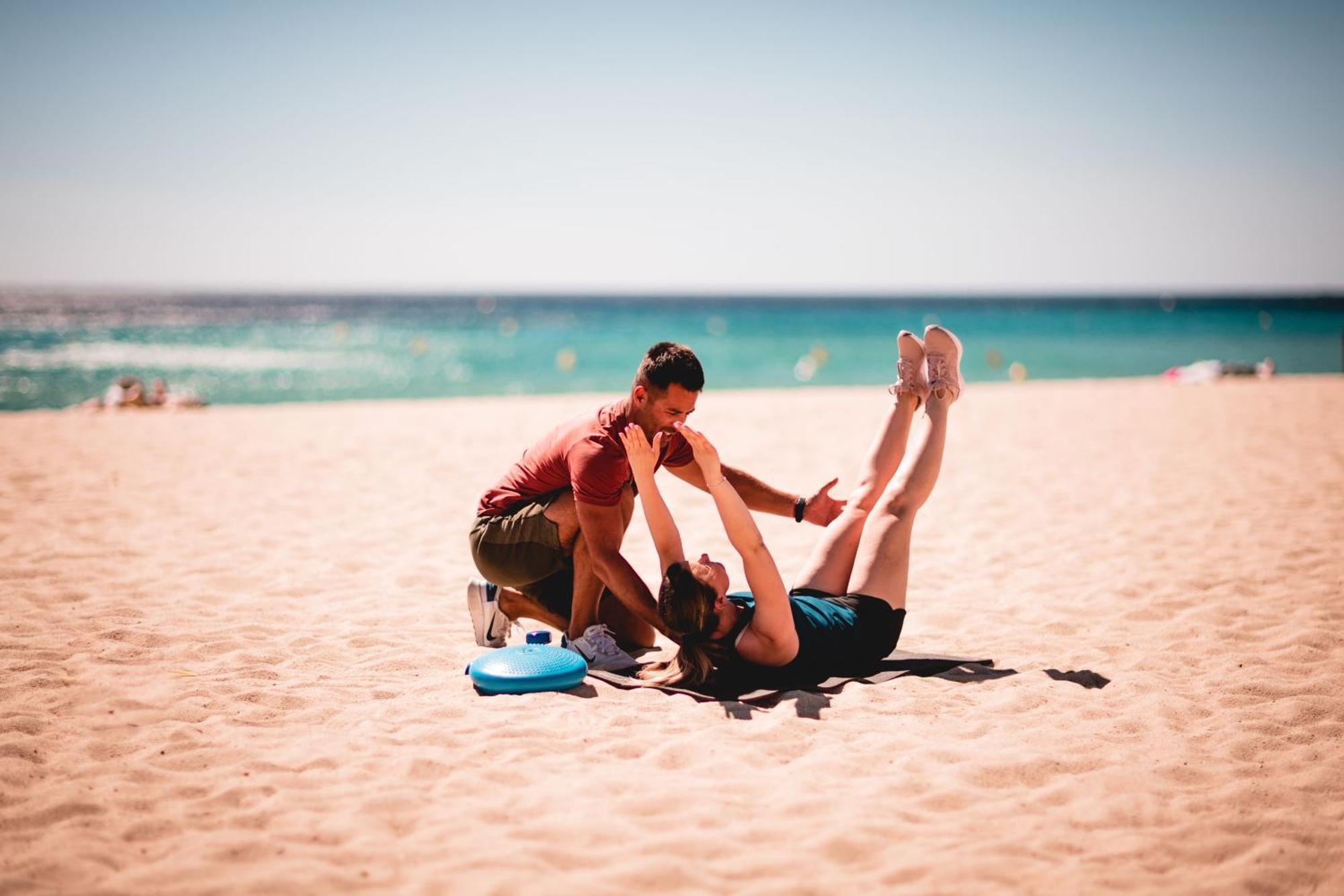 Toison D'Or Hotel รามาตูแอล ภายนอก รูปภาพ A personal trainer working with a client on the beach