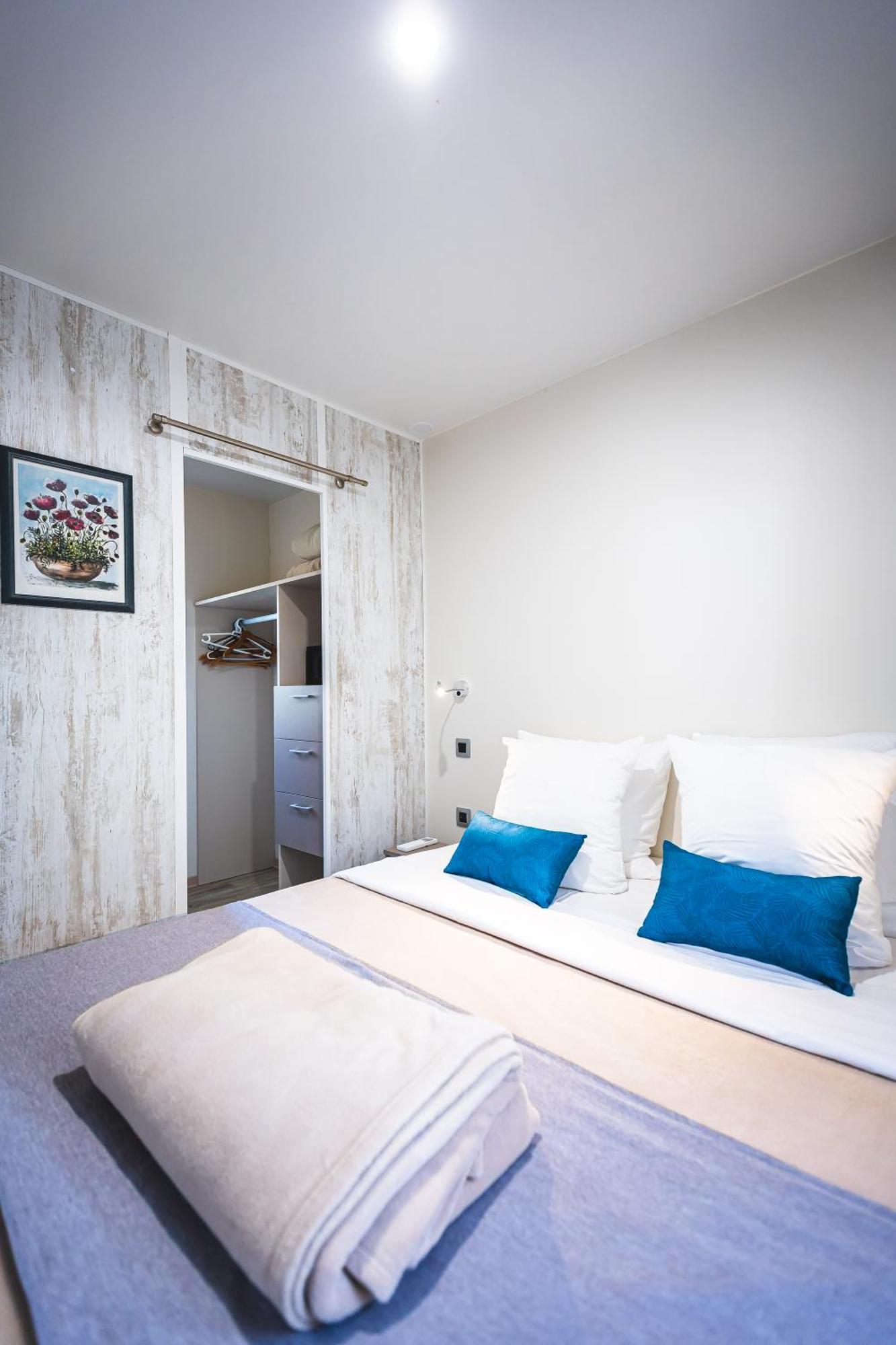 Toison D'Or Hotel รามาตูแอล ภายนอก รูปภาพ A sliding barn door in a bedroom