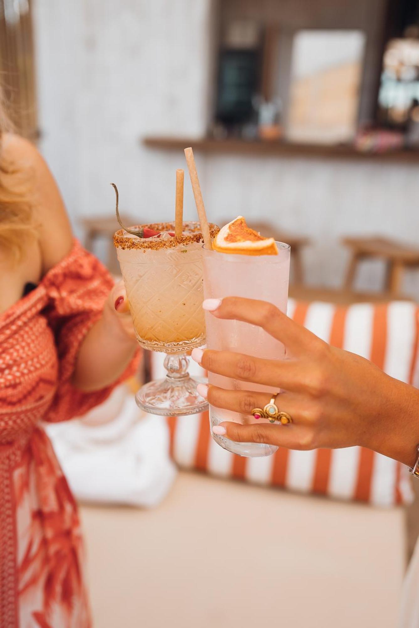 Toison D'Or Hotel รามาตูแอล ภายนอก รูปภาพ Two people toasting with cocktails