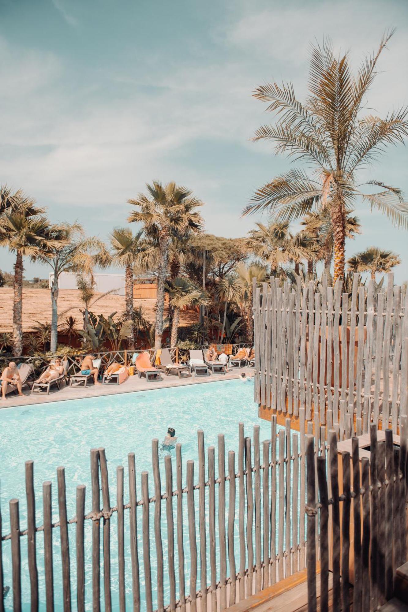 Toison D'Or Hotel รามาตูแอล ภายนอก รูปภาพ The swimming pool at the hotel