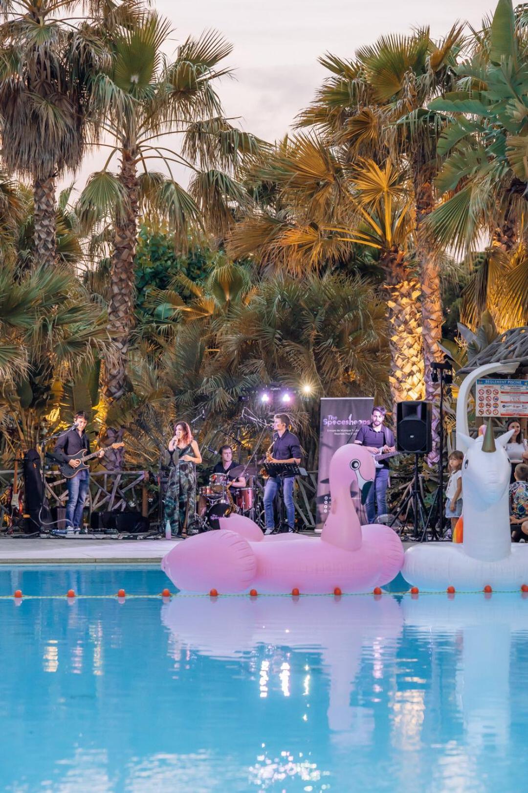 Toison D'Or Hotel รามาตูแอล ภายนอก รูปภาพ The band performing in 2019