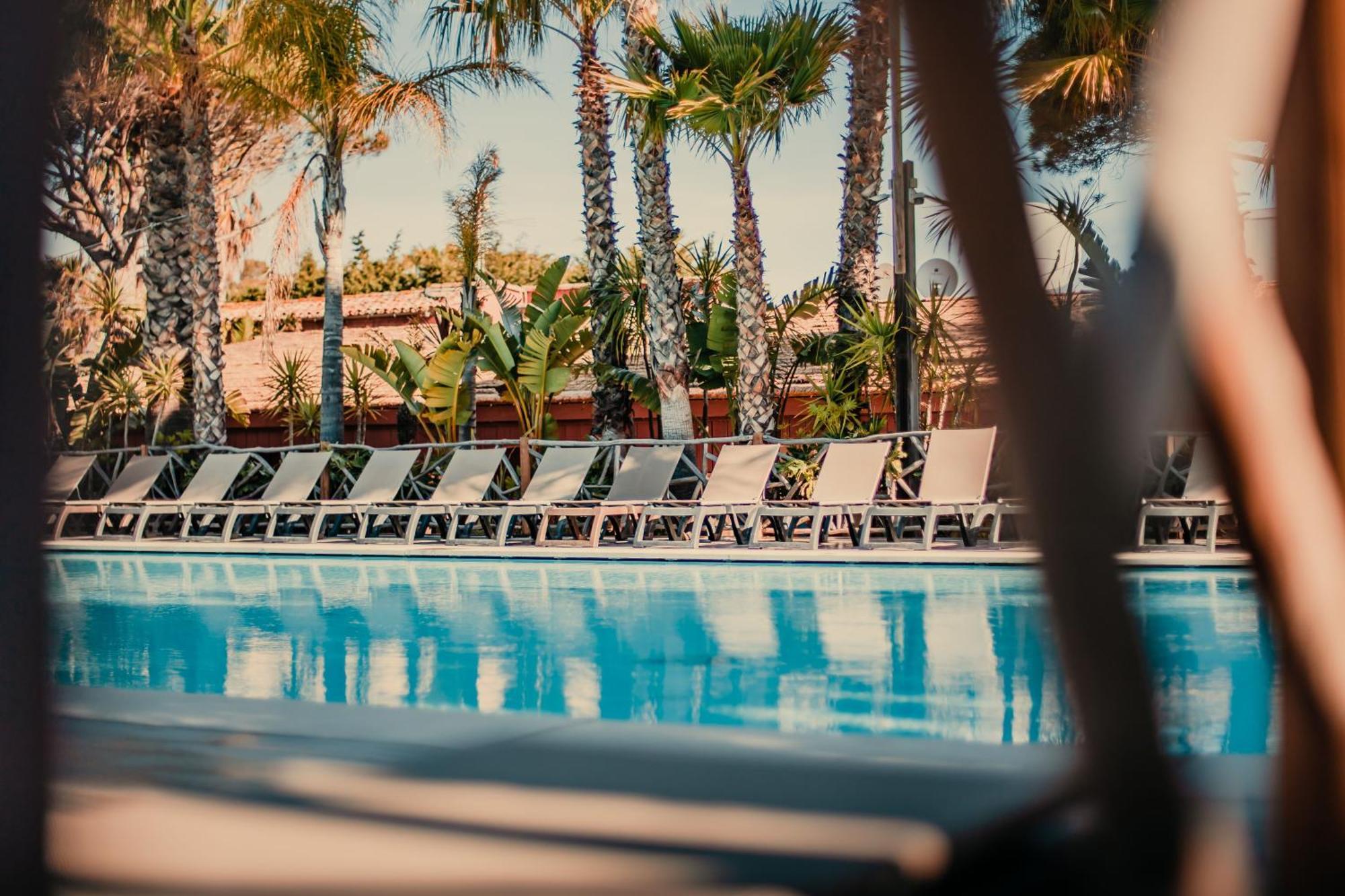 Toison D'Or Hotel รามาตูแอล ภายนอก รูปภาพ The swimming pool at the hotel